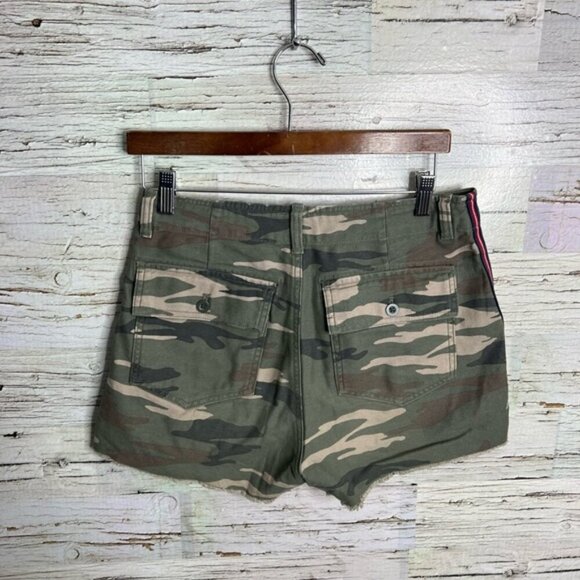 Gap camo 4 petite utility shorts with red strip green - Picture 9 of 9